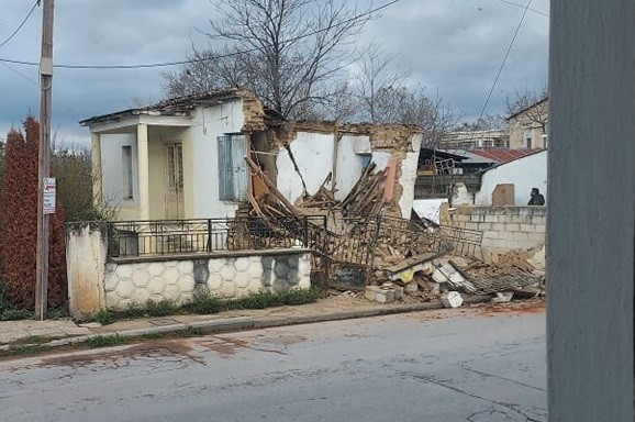 ΓΚΡΕΜΙΣΤΗΚΕ ΣΕΙΣΜΟΠΛΗΚΤΗ ΟΙΚΙΑ ΣΤΟΝ ΑΜΠΕΛΩΝΑ ΠΟΥ ΕΙΧΕ ΧΑΡΚΤΗΡΙΣΤΕΙ ΕΠΙΣΚΕΥΑΣΙΜΗ