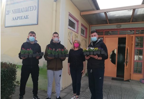 ΠΡΟΣΦΟΡΑ ΑΝΘΟΚΟΜΙΚΩΝ ΕΙΔΩΝ ΣΤΟ 21ο ΝΗΠΙΑΓΩΓΕΙΟ ΛΑΡΙΣΑΣ ΑΠΟ ΤΟΥΣ ΜΑΘΗΤΕΣ ΤΟΥ ΤΟΜΕΑ ΓΕΩΠΟΝΙΑΣ ΤΟΥ 1ου ΕΠΑ.Λ ΛΑΡΙΣΑΣ