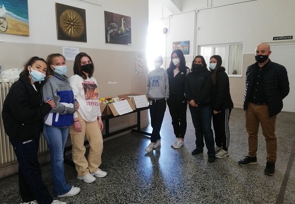 ΤΡΟΦΙΜΑ ΑΠΟ ΤΟ 43ο ΝΗΠΙΑΓΩΓΕΙΟ & ΤΟ 1ο ΠΕΙΡΑΜΑΤΙΚΟ ΛΥΚΕΙΟ ΛΑΡΙΣΑΣ ΣΤΟ ΚΟΙΝΩΝΙΚΟ ΠΑΝΤΟΠΩΛΕΙΟ