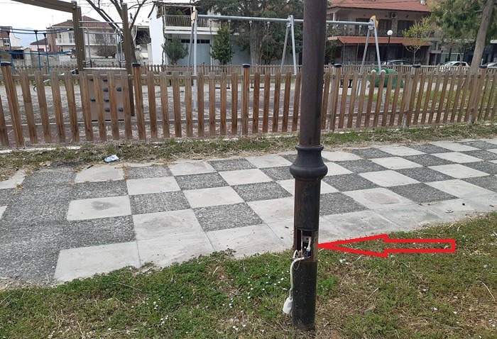 ΣΟΒΑΡΟΣ ΚΙΝΔΥΝΟΣ ΗΛΕΚΤΡΟΠΛΗΞΙΑΣ ΕΞΩ ΑΠΟ ΤΗΝ ΠΑΙΔΙΚΗ ΧΑΡΑ ΣΤΟ ΠΑΡΚΟ ΤΗΣ ΘΕΡΜΟΠΥΛΩΝ ΣΤΟΝ ΑΜΠΕΛΩΝΑ