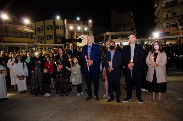 ΣΤΗΝ ΠΛΑΤΕΙΑ ΤΟΥ ΤΥΡΝΑΒΟΥ Η ΣΥΝΑΝΤΗΣΗ ΤΩΝ ΕΠΙΤΑΦΙΩΝ