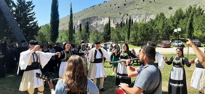 Ο ΤΡΑΝΟΣ ΧΟΡΟΣ ΤΩΝ ΑΒΔΕΛΛΙΩΤΩΝ ΣΤΟΝ ΠΡΟΦΗΤΗ ΗΛΙΑ ΤΟΥ ΤΥΡΝΑΒΟΥ