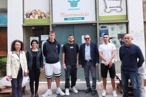 ΠΡΟΣΦΟΡΑ ΤΡΟΦΙΜΩΝ ΣΤΟ ΚΟΙΝΩΝΙΚΟ ΠΑΝΤΟΠΩΛΕΙΟ ΑΠΟ ΤΟ 14ο ΓΕΛ ΛΑΡΙΣΑΣ