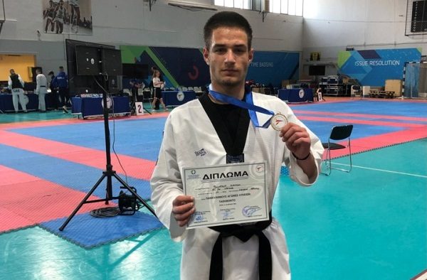ΧΡΥΣΟ ΜΕΤΑΛΛΙΟ ΣΕ ΣΧΟΛΙΚΟΥΣ ΑΓΩΝΕΣ ΤΑΕ ΚΒΟ ΝΤΟ ΓΙΑ ΜΑΘΗΤΗ ΤΟΥ 8ου ΓΕΛ ΛΑΡΙΣΑΣ