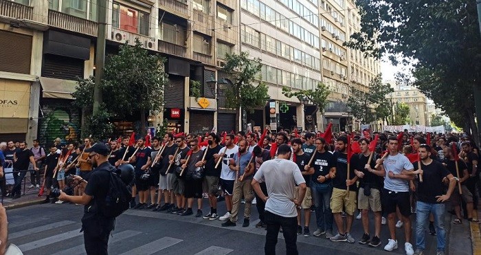 ΣΤΟΝ ΔΡΟΜΟ Η ΑΠΑΝΤΗΣΗ ΧΙΛΙΑΔΩΝ ΦΟΙΤΗΤΩΝ ΣΤΗΝ ΚΥΒΕΡΝΗΤΙΚΗ ΒΙΑ ΚΑΙ ΣΤΟΝ ΑΥΤΑΡΧΙΣΜΟ