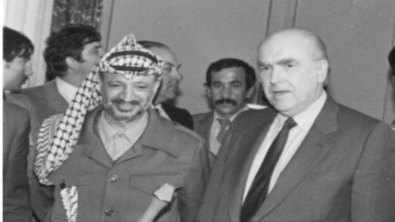 ΑΝΔΡΕΑΣ ΠΑΠΑΝΔΡΕΟΥ: ΕΝΑΣ ΗΓΕΤΗΣ ΠΟΥ ΤΟΝ ΛΕΝΕ ΕΛΛΑΔΑ