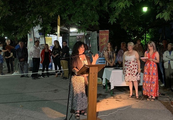 Η ΆΝΝΑ ΒΑΓΕΝΑ ΣΤΗ ΓΙΟΡΤΗ ΚΕΡΑΣΙΟΥ ΣΤΟ ΜΕΤΑΞΟΧΩΡΙ