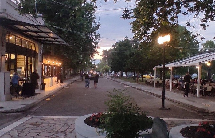 ΣΗΜΕΡΑ ΜΕ ΠΟΛΛΕΣ ΕΚΠΛΗΞΕΙΣ ΤΑ ΓΕΝΕΘΛΙΑ ΤΟΥ ΚΑΦΕ ΜΠΑΡ ΠΛΑΤΕΙΑ ΣΤΟΝ ΑΜΠΕΛΩΝΑ
