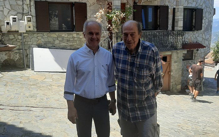 Ο ΓΕΩΡΓΙΟΣ ΜΑΝΩΛΗΣ ΜΕ ΤΟΝ ΣΚΗΝΟΘΕΤΗ ΜΑΝΟΥΣΟ ΜΑΝΟΥΣΑΚΗ ΣΤΑ ΑΜΠΕΛΑΚΙΑ