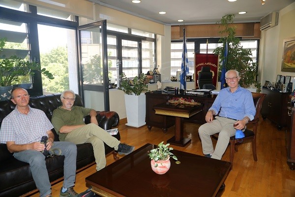 ΜΕ ΤΟΝ ΔΗΜΑΡΧΟ ΛΑΡΙΣΑΙΩΝ ΑΝΤΙΠΡΟΣΩΠΕΙΑ ΤΩΝ «ΠΡΑΣΙΝΩΝ»