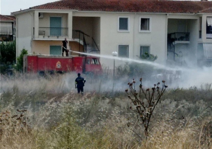 ΦΩΤΙΑ ΑΠΕΙΛΗΣΕ ΣΠΙΤΙΑ ΣΤΟΝ ΑΜΠΕΛΩΝΑ