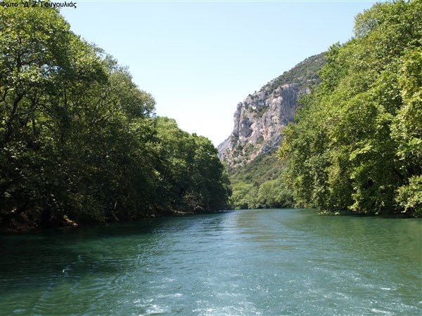 ΜΕΣ’ ΣΤΗΝ ΚΟΙΛΑΔΑ ΤΩΝ ΤΕΜΠΩΝ – ΜΥΘΟΙ, ΤΡΑΙΝΑ, ΤΡΑΓΟΥΔΙΑ