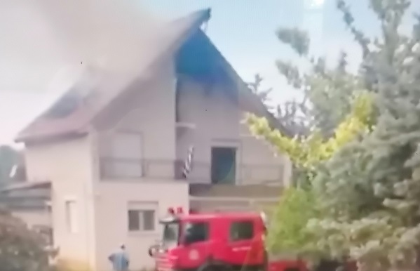 ΚΕΡΑΥΝΟΣ ΑΠΕΙΛΗΣΕ ΜΟΝΟΚΑΤΟΙΚΙΑ ΣΤΗ ΛΑΡΙΣΑ
