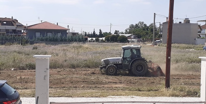 ΙΔΙΩΤΗΣ ΚΑΝΕΙ ΤΗ ΔΟΥΛΕΙΑ ΤΟΥ ΔΗΜΟΥ ΣΤΟΝ ΤΥΡΝΑΒΟ ΓΙΑ ΝΑ ΠΡΟΣΤΑΤΕΨΕΙ ΤΟ ΣΠΙΤΙ ΤΟΥ