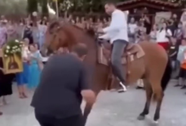 ΚΥΜΑ ΑΝΤΙΔΡΑΣΕΩΝ ΓΙΑ ΤΗΝ ΠΡΟΣΠΑΘΕΙΑ ΝΑ ΠΡΟΣΚΥΝΗΣΟΥΝ ΑΛΟΓΑ ΣΤΟ ΑΡΓΥΡΟΠΟΥΛΙ