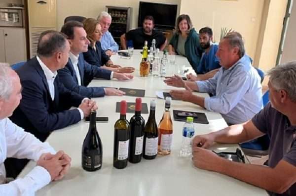 ΣΤΟ ΟΙΝΟΠΟΙΕΙΟ ΤΥΡΝΑΒΟΥ Ο ΥΠΟΥΡΓΟΣ ΑΓΡΟΤΙΚΗΣ ΑΝΑΠΤΥΞΗΣ