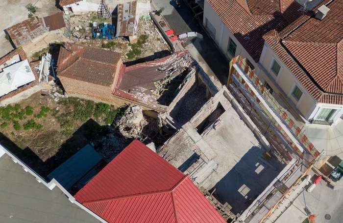 ΟΛΟΚΛΗΡΩΘΗΚΑΝ ΟΙ ΕΡΓΑΣΙΕΣ ΚΑΤΕΔΑΦΙΣΗΣ ΤΜΗΜΑΤΟΣ ΤΟΥ ΚΤΙΡΙΟΥ ΣΤΗΝ ΠΛΑΤΕΙΑ ΤΟΥ ΤΥΡΝΑΒΟΥ – ΑΝΟΙΓΕΙ Η Κ. ΛΟΥΛΕ