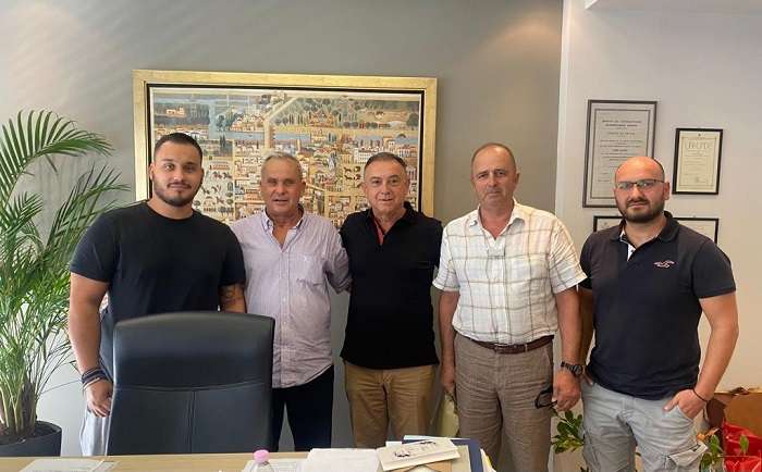ΜΕ ΤΟ ΣΥΛΛΟΓΟ ΑΜΒΥΚΟΥΧΩΝ ΤΥΡΝΑΒΟΥ ΣΥΝΑΝΤΗΘΗΚΕ Ο ΧΡ. ΚΕΛΛΑΣ