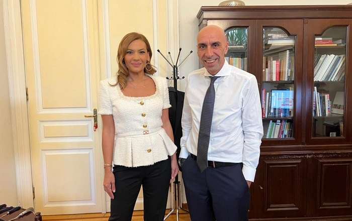 ΣΤΟ ΜΕΓΑΡΟ ΜΑΞΙΜΟΥ Η ΣΤΕΛΛΑ ΜΠΙΖΙΟΥ