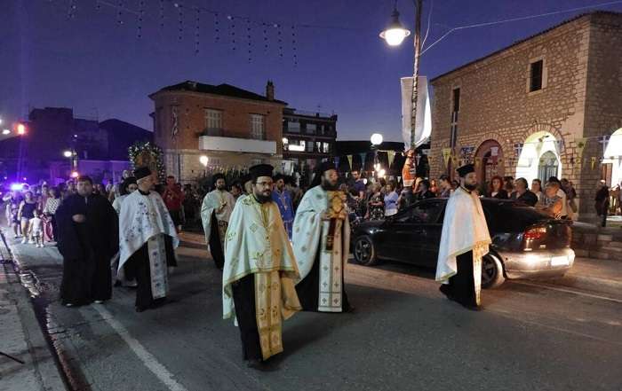 ΞΕΧΑΣΑΝ ΝΑ ΑΝΑΨΟΥΝ ΤΑ ΦΩΤΑ ΣΤΗ ΛΙΤΑΝΕΥΣΗ ΤΗΣ ΕΙΚΟΝΑΣ ΤΗΣ ΠΑΝΑΓΙΑΣ ΣΤΟΝ ΤΥΡΝΑΒΟ