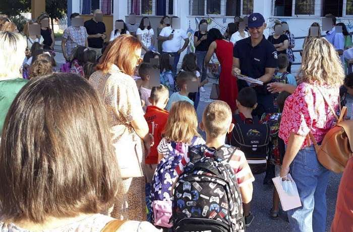 ΔΙΑΝΟΜΗ ΕΝΗΜΕΡΩΤΙΚΩΝ ΦΥΛΛΑΔΙΩΝ, ΣΧΟΛΙΚΩΝ ΠΡΟΓΡΑΜΜΑΤΩΝ ΚΑΙ ΣΕΛΙΔΟΔΕΙΚΤΩΝ ΑΠΟ ΑΣΤΥΝΟΜΙΚΟΥΣ ΤΗΣ ΘΕΣΣΑΛΙΑΣ ΣΕ ΜΑΘΗΤΕΣ ΣΧΟΛΕΙΩΝ