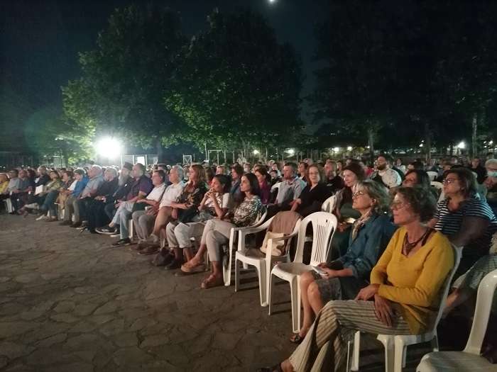 ΜΟΝΑΔΙΚΗ ΕΡΜΗΝΕΙΑ ΤΗΣ ΑΝΝΑΣ ΒΑΓΕΝΑ ΜΠΡΟΣΤΑ ΣΕ ΕΝΑ ΠΟΛΥΠΛΗΘΕΣ ΚΑΙ ΕΝΘΟΥΣΙΩΔΕΣ ΑΚΡΟΑΤΗΡΙΟ ΣΤΟΝ ΑΜΠΕΛΩΝΑ