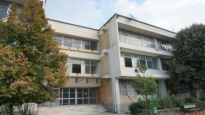 ΕΠΙΣΤΡΕΦΟΥΝ ΜΑΘΗΤΕΣ ΚΑΙ ΚΑΘΗΓΗΤΕΣ ΣΤΟ ΔΙΔΑΚΤΗΡΙΟ ΤΟΥ 6ου ΛΥΚΕΙΟΥ ΛΑΡΙΣΑΣ