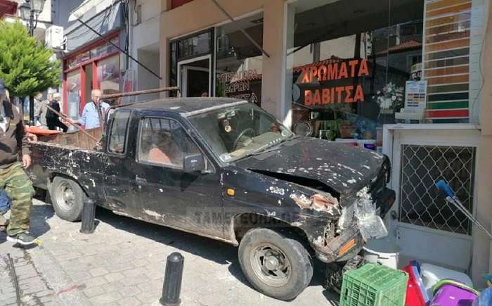 ΤΡΑΓΩΔΙΑ ΣΤΗΝ ΚΑΛΑΜΠΑΚΑ: ΟΔΗΓΟΣ ΑΓΡΟΤΙΚΟΥ ΠΟΥ ΕΧΑΣΕ ΤΟΝ ΕΛΕΓΧΟ ΜΕΣΑ ΣΤΗ ΛΑΪΚΗ ΣΚΟΤΩΣΕ ΤΗ ΣΥΖΥΓΟ ΤΟΥ