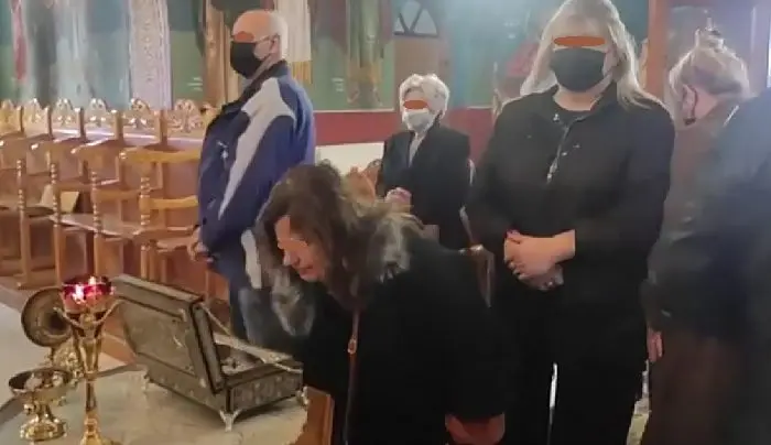 ΤΟ ΕΙΔΑΜΕ ΚΑΙ ΑΥΤΟ: ΠΛΗΘΟΣ ΠΙΣΤΩΝ ΕΣΠΕΥΣΕ ΝΑ ΠΡΟΣΚΥΝΗΣΕ ΤΗΝ ΠΑΝΤΟΦΛΑ ΤΟΥ ΑΓΙΟΥ ΣΠΥΡΙΔΩΝΑ