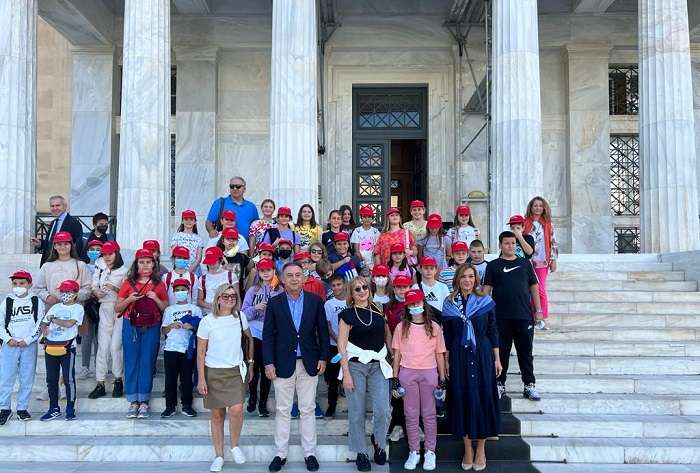ΜΕ ΜΑΘΗΤΕΣ ΚΑΙ ΜΑΘΗΤΡΙΕΣ ΤΟΥ 44ου ΔΗΜΟΤΙΚΟΥ ΣΧΟΛΕΙΟΥ ΛΑΡΙΣΑΣ ΣΤΗ ΒΟΥΛΗ Η ΣΤ. ΜΠΙΖΙΟΥ