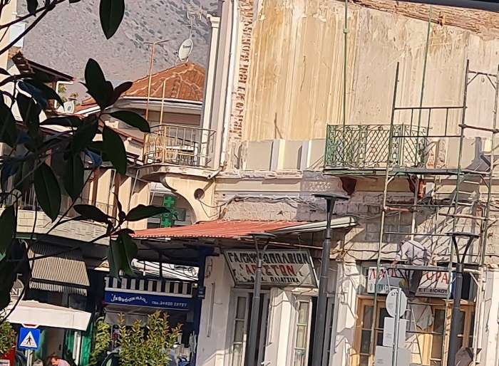 ΟΛΟΚΛΗΡΩΘΗΚΑΝ ΟΙ ΕΡΓΑΣΙΕΣ ΚΑΤΕΔΑΦΙΣΗΣ ΣΤΟ ΠΑΝΩ ΤΜΗΜΑ ΤΟΥ ΚΤΙΡΙΟΥ ΤΗΣ ΠΛΑΤΕΙΑΣ ΣΤΟΝ ΤΥΡΝΑΒΟ
