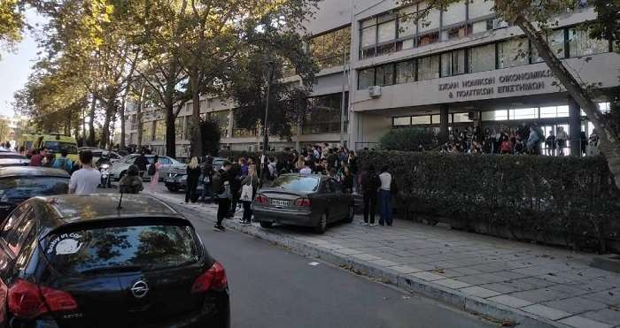 ΣΟΚ ΣΤΟ ΑΠΘ: ΦΟΙΤΗΤΗΣ ΕΠΕΣΕ ΑΠΟ ΑΣΦΥΚΤΙΚΑ ΓΕΜΑΤΗ ΑΙΘΟΥΣΑ ΤΟΥ ΤΡΙΤΟΥ ΟΡΟΦΟΥ – ΕΠΕΙΣΟΔΙΑ ΜΕΤΑ ΑΠΟ ΔΙΑΜΑΡΤΥΡΙΑ