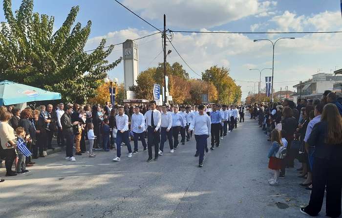 ΜΕΤ’ ΕΜΠΟΔΙΩΝ Η ΠΑΡΕΛΑΣΗ ΣΤΟΝ ΑΜΠΕΛΩΝΑ – ΠΟΛΛΑ ΠΑΡΑΠΟΝΑ