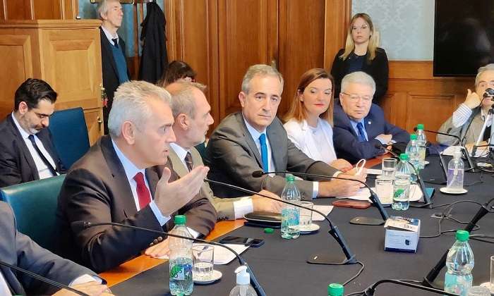 ΕΞΑΠΑΤΗΣΗ ΚΑΤΑΝΑΛΩΤΩΝ ΜΕ ΦΕΤΑ-ΜΑΪΜΟΥ ΣΤΗΝ ΟΥΡΟΥΓΟΥΑΗ