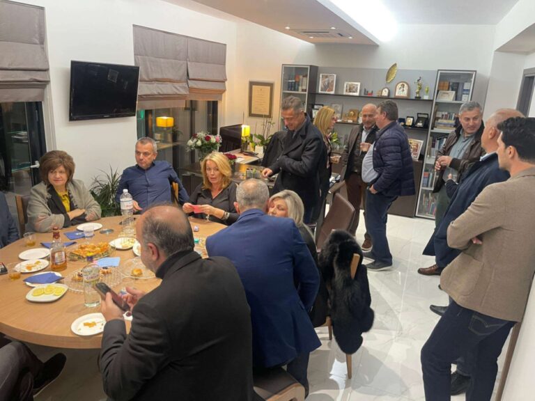 Πλημμύρισε ευχές και κόσμο το γραφείο της Στέλλας Μπίζιου στη Λάρισα (φωτο)