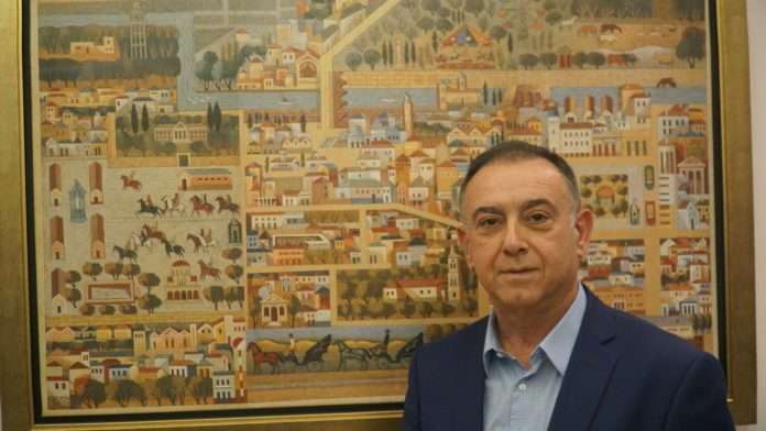 Ο ΧΡ. ΚΕΛΛΑΣ ΑΠΟΧΑΙΡΕΤΑ ΤΗ ΜΑΙΡΗ ΡΑΠΤΟΥ ΚΑΙ ΜΙΛΑ ΓΙΑ ΤΑ ΕΚΠΑΙΔΕΥΤΗΡΙΑ