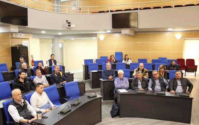ΠΕΡΙΦΕΡΕΙΑ ΚΑΙ ΛΑΡΙΣΑΙΟΙ ΟΙΝΟΠΑΡΑΓΩΓΟΙ ΣΥΖΗΤΗΣΑΝ ΓΙΑ ΤΟΥΣ ΔΡΟΜΟΥΣ ΤΟΥ ΚΡΑΣΙΟΥ ΣΤΗ ΘΕΣΣΑΛΙΑ