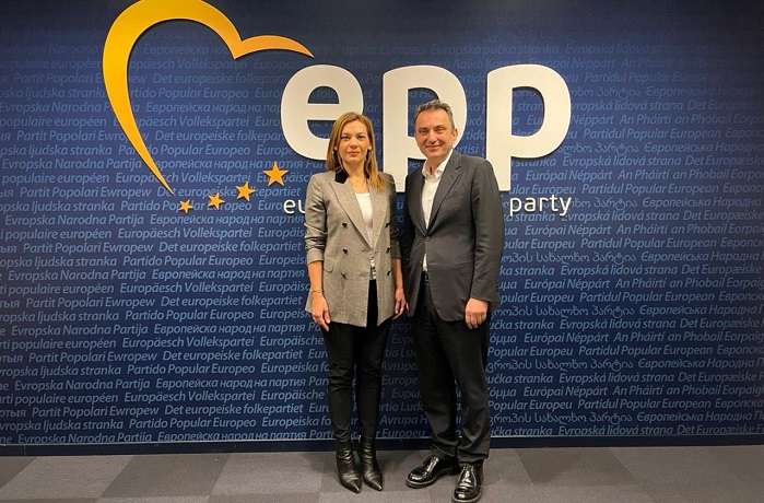 ΣΤΙΣ ΒΡΥΞΕΛΛΕΣ ΜΕ ΤΟ ΓΕΝΙΚΟ ΓΡΑΜΜΑΤΕΑ ΤΟΥ Ε.Λ.Κ. Θ. ΜΠΑΚΟΛΑ Η ΣΤ. ΜΠΙΖΙΟΥ