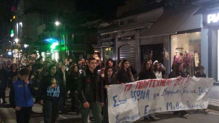 Μαζική και δυναμική η πορεία για το Πολυτεχνείο στη Λάρισα