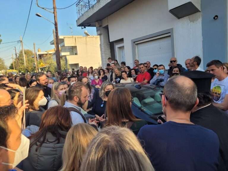 ΞΕΣΗΚΩΜΟΣ ΓΟΝΕΩΝ ΓΙΑ ΤΗΝ ΑΠΟΦΑΣΗ ΝΑ ΚΛΕΙΣΕΙ ΤΟ ΔΗΜΟΤΙΚΟ ΣΧΟΛΕΙΟ ΤΩΝ ΕΚΠΑΙΔΕΥΤΗΡΙΩΝ Μ.Ν. ΡΑΠΤΟΥ