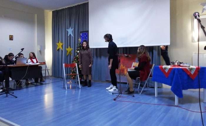ΟΜΟΡΦΗ ΧΡΙΣΤΟΥΓΕΝΝΙΑΤΙΚΗ ΓΙΟΡΤΗ ΣΤΟ 15ο ΓΥΜΝΑΣΙΟ ΛΑΡΙΣΑΣ