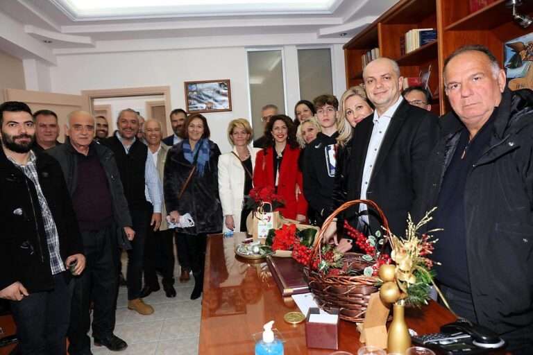 ΚΟΣΜΟΠΛΗΜΜΥΡΑ ΓΙΑ ΕΥΧΕΣ ΣΤΟ ΓΡΑΦΕΙΟ ΤΟΥ ΧΡΗΣΤΟΥ ΚΑΠΕΤΑΝΟΥ
