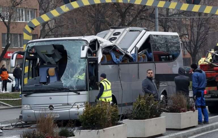 ΣΟΚΑΡΕΙ ΤΟ ΒΙΝΤΕΟ ΑΠΟ ΤΗ ΣΤΙΓΜΗ ΤΗΣ ΠΡΟΣΚΡΟΥΣΗΣ ΤΟΥ ΛΕΩΦΟΡΕΙΟΥ ΣΤΗΝ ΑΨΙΔΑ ΣΤΟ ΒΟΥΚΟΥΡΕΣΤΙ