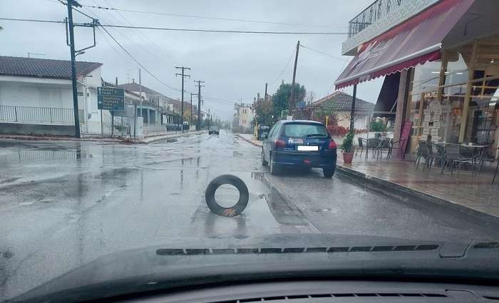 Αμπελώνας: Η ρόδα σαν προειδοποιητικό σήμα στο οδόστρωμα που έγινε viral…