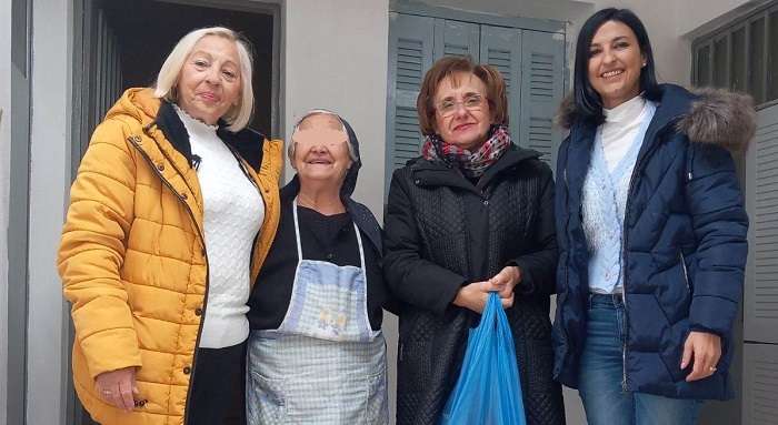 Η ΠΡΟΕΔΡΟΣ ΤΗΣ ΚΕΔΗΤ ΚΑΙ ΕΡΓΑΖΟΜΕΝΕΣ ΣΤΟ “ΒΟΗΘΕΙΑ ΣΤΟ ΣΠΙΤΙ” ΜΟΙΡΑΣΑΝ ΤΡΟΦΙΜΑ