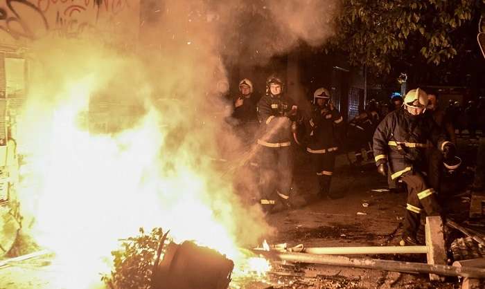 ΤΡΑΥΜΑΤΙΑΣ ΔΙΟΙΚΗΤΗΣ ΤΗΣ ΟΠΚΕ ΑΠΟ ΠΥΡΟΒΟΛΙΣΜΟΥΣ ΣΕ ΕΠΙΧΕΙΡΗΣΗ ΑΣΤΥΝΟΜΙΚΩΝ ΣΕ ΟΙΚΙΣΜΟ ΡΟΜΑ