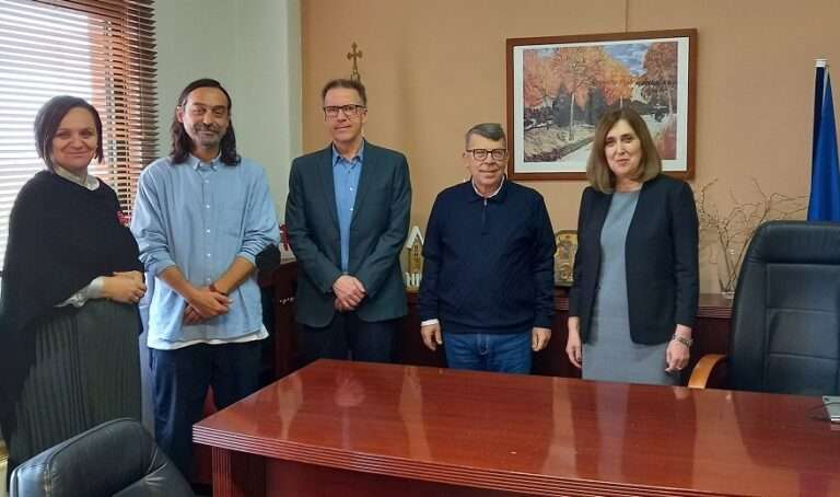ΧΙΛΙΑΔΕΣ ΜΑΘΗΤΕΣ ΚΑΙ ΜΑΘΗΤΡΙΕΣ ΔΗΜΙΟΥΡΓΗΣΑΝ ΤΗΝ ΕΥΧΕΤΗΡΙΑ ΚΑΡΤΑ ΤΗΣ Δ/ΝΣΗΣ Α/ΒΑΘΜΙΑΣ ΕΚΠ/ΣΗΣ ΛΑΡΙΣΑΣ
