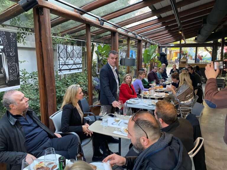 ΜΕ ΤΟΥΣ ΔΗΜΟΣΙΟΓΡΑΦΟΥΣ Ο ΘΑΝΑΣΗΣ ΜΑΜΑΚΟΣ
