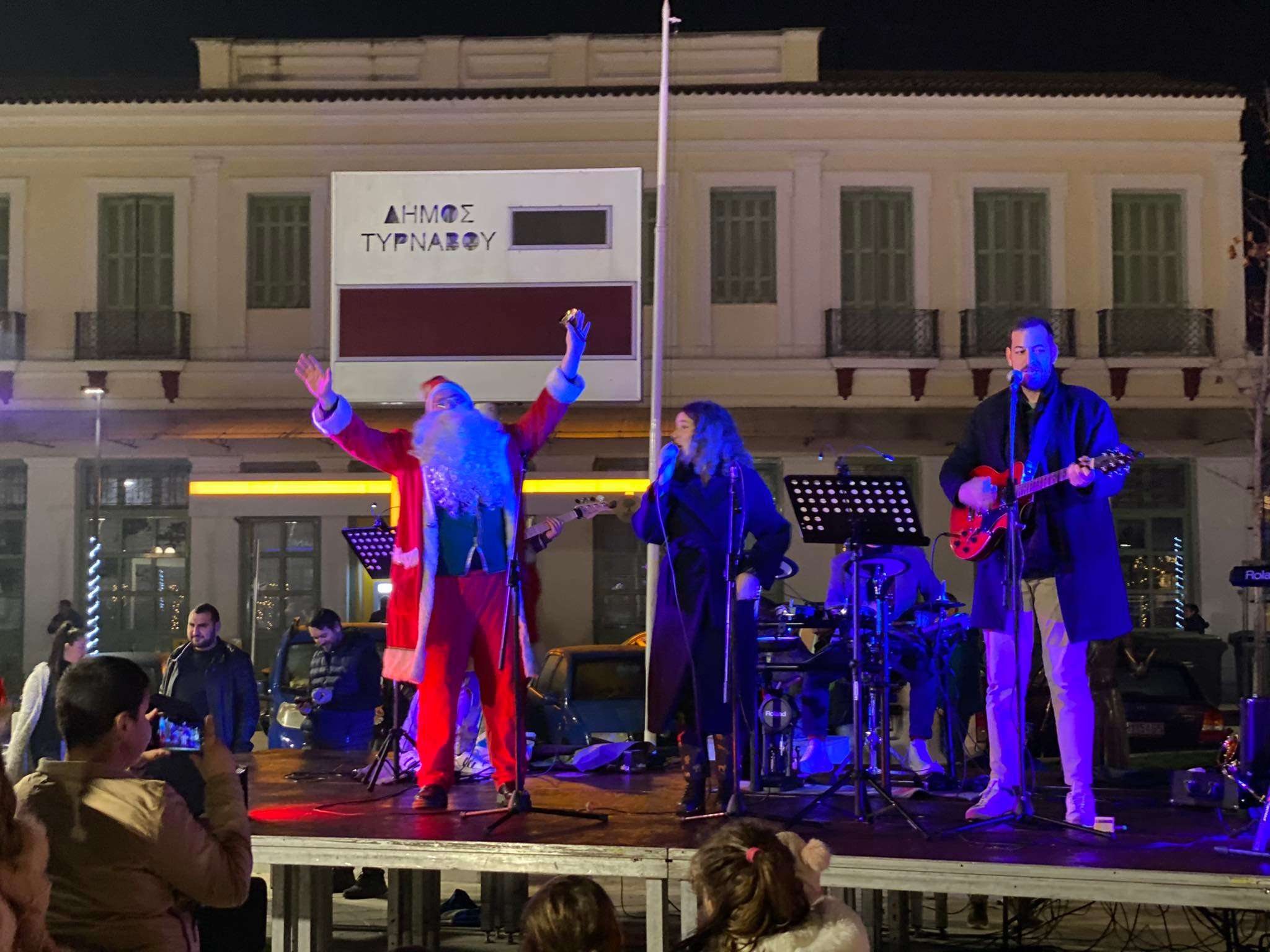 ΚΕΦΙ ΚΑΙ ΤΡΑΓΟΥΔΙ ΣΤΟ ΑΝΑΜΜΑ ΤΟΥ ΔΕΝΔΡΟΥ ΣΤΟΝ ΤΥΡΝΑΒΟ