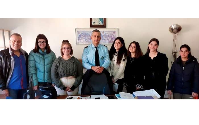 ΕΠΙΣΚΕΨΗ ΜΑΘΗΤΡΙΩΝ ΤΟΥ ΕΠΑΛ ΤΥΡΝΑΒΟΥ ΣΤΟΝ ΔΙΟΙΚΗΤΗ ΤΟΠΙΚΟΥ ΑΣΤΥΝΟΜΙΚΟΥ ΤΜΗΜΑΤΟΣ